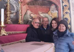 Costantino Sarnelli, Laura Chiotasso e Barbara Forneris dell'associazione Creative ApSU con l'assessore Ezio Donadio nella cappella di Santo Stefano per la realizzazione in questi giorni dei documenti sui dipinti quattocenteschi dei Biazaci